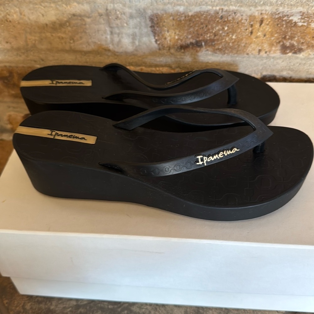 Ipanema black platform wedge sandal sz 6 36